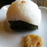 地粉うどん わだち草 - セットのむすび（昆布とそぼろが選べます。