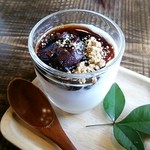 地粉うどん わだち草 - セットのデザート（黒蜜小豆ヨーグルト）