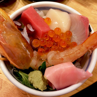 とっつぁんの丼ぶりは具だくさん！ボリュームがヤバい！