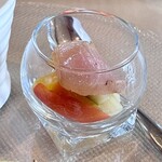 プロヴァンスの日曜日 - 季節のお任せオードブル：マグロのスモーク、野菜のマリネ