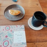 RIBBON'S CAFE - マダムが　この方の布すてきなのと本をみせてくれました　岡理恵子さん　カレンダー持ってました　