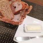 ハルモニア ワインとお食事の店 - レーズンとクルミのパンと全粒粉のパン☆