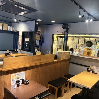 木目調のアットホーム空間。サク飲みもグループ利用も大歓迎◎