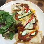 ア・ラ・カンパーニュ - 夏野菜とスパイシーミートソースのピザ