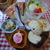 BEARE - 本日のスープ（ビシソワーズ）と前菜、野菜サラダ（自家製ドレッシング）、自家製フォカッチャ（ホイップバター）