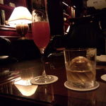名古屋マリオットアソシアホテル - 苺のカクテル(飲みかけ)とバランタイン21年