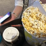 AEON CINEMA - 次女夫妻は「沖縄パイン&シークワーサーmix」と「コーヒー」、Ｌサイズのポップコーン！？