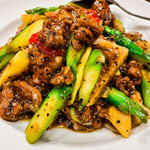家庭料理 華龍 - 牛肉とアスパラの黒胡椒炒め