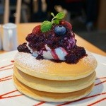 パンケーキ リストランテ - 3種のベリーの自家製コンフィチュールとオリジナルブレンドのチーズクリーム