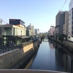 ワイマーケットブルーイングキッチン - 近くの堀川にかかる橋です。雰囲気いいですね。