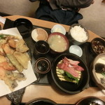 なすび - 連れは【特定食】1200円。　すけとうだらのちり鍋・刺身・キス天麩羅・ライス・味噌汁。