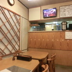 なすび - 店内は小さ目。大雨の夜、先客無し。