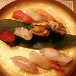 Toyama Sushi - ランチタイムの特上にぎり。上段がトロ、イシダイ、サクラマスで、中断がイクラ、白エビ、ウニ、ホタルイカで、下段がメバチ、甘エビ、のどぐろ