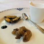レストラン鯛萬 - ② 前菜
【モン・サン・ミシェル産ムール貝のパネとムースリーヌ、季節の茸添え】
★ ムール貝のパン粉揚げとムース、ピエルブルー（青平茸）のマリネ、ビネガーソース添え