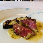 レストラン鯛萬 - ④ 肉
【パペットのロースト、夏野菜のグラティネ、エストラゴンのソース】
★ 和牛ハラミのロースト、エストラゴン+パッションフルーツのソース、茄子のグラタン添え