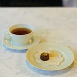 レストラン鯛萬 - ⑥ お茶
★ マカロン、パインのパート ド フリュイ
　 セイロンティ