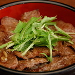 じゃんけんぽん - じゃんけん丼焼肉風の丼、創業当時kらの継ぎ足し醤油ベースのソースが決め手の一品￥1,080(税込）