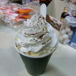 フレッシュロースター 珈琲問屋 - ウインナコーヒー　Ｍ　300円　おやじボクサー