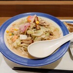 リンガーハット - 料理写真:野菜たっぷりちゃんぽん、ぎょうざ(3個)