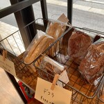 LAVO ratorio - 陳列台に並ぶデコラなど