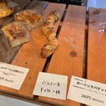 LAVO ratorio - 陳列台に並ぶバストーネなど