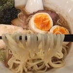 Hitsujito Ookami - 自家製 多加水 色白細麺  鶏と魚介の茶色スープ