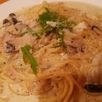 イタリア料理 大きな花 - ツナとキノコのクリームソース