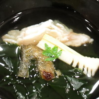 懐石料理 はし本 - 椀物　アイナメ　アイナメの皮焼き　京都産筍　若芽