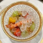 神栖空海 - 宝石箱！綺麗だー！！
鮑、エビ、フェリサス（ほおずき）、さくらんぼ、スイカが出汁に浸かってる
素材も出汁も激うまああああ！
氷でキンキンに冷えてやがる！