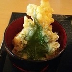 そば処 橘 - ミニ天丼、エビちゃんがシャチホコってます