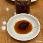 大阪王将 - 餃子のタレに辣油入り