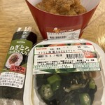 セイコーマート - 料理写真:フライドチキン、オクラと海藻、ねぎとろおにぎり