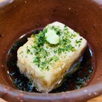 소바 클라부 사사키 - ③ 自家焙煎白胡麻の揚げ出し豆腐、乾燥アオサ+本山葵のせ