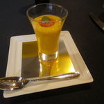 ガストロノミー ジョエル・ロブション - アミューズ：蜜柑のガスパチョのスープ、ネグローニ仕立て2