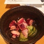 焼鶏　炭吉 - お通し　タコときゅうりの酢の物