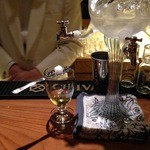 the BAR ACE - H27.4　右サイドの常連さん、アブサン注文で見れました