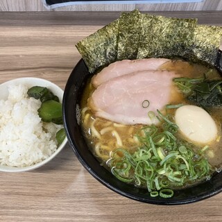 七代目武道家 - 料理写真:特製ラーメン、半ライス
