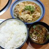 生簀料理 魚の蔵 - おまかせランチの牛スジ煮、ライス（大盛）、味噌汁
