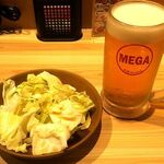 鳥貴族 - 料理写真:「メガ金麦」（390円）と、おかわり無料の「キャベツ盛＋ごま油」（390円）