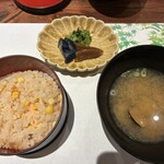魚一 - とうもろこしと鮭の炊き込みご飯、しじみ汁、お漬物