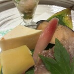 魚一 - ぶり、和牛、サツマイモのコンポート、夏野菜