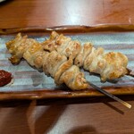 濱焼魚萬 - 鶏皮串焼き