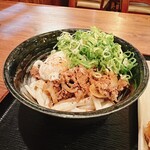 讃岐製麺 - 料理写真:月見肉ぶっかけうどん 858円