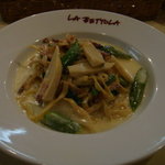 ラ・ベットラ・ダ・オチアイ - タケノコとパンチェッタ、菜の花のクリームソース フェットチーネ