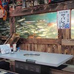 Izakanaya Amimoto - 泳いでいる魚に囲まれて魚を食べる事が出来ます。