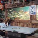 居魚屋　網元 - 泳いでいる魚に囲まれて魚を食べる事が出来ます。