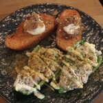 練馬 YaoyaBal - ・コース 新鮮生ピーマンのタイ風肉詰め、自家製ラスクのいぶりがっこクリームチーズ