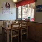 カリー小屋 - テーブル席にカウンターと可愛らしい店内。