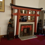 奈良ホテル - 玄関前の鳥居