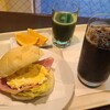 イエスタディー - ハムエッグサンド・モーニング(税込520円)
①ハムエッグ・サンド
萵苣&ハム&玉子フィリングを白いバンズで挟んであります
②CUTオレンジ 
飲み物《セットドリンク》①青汁②ICE珈琲 